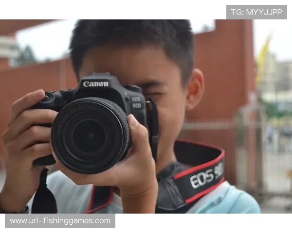 场边小球迷戴球星面具，镜头捕捉可爱瞬间